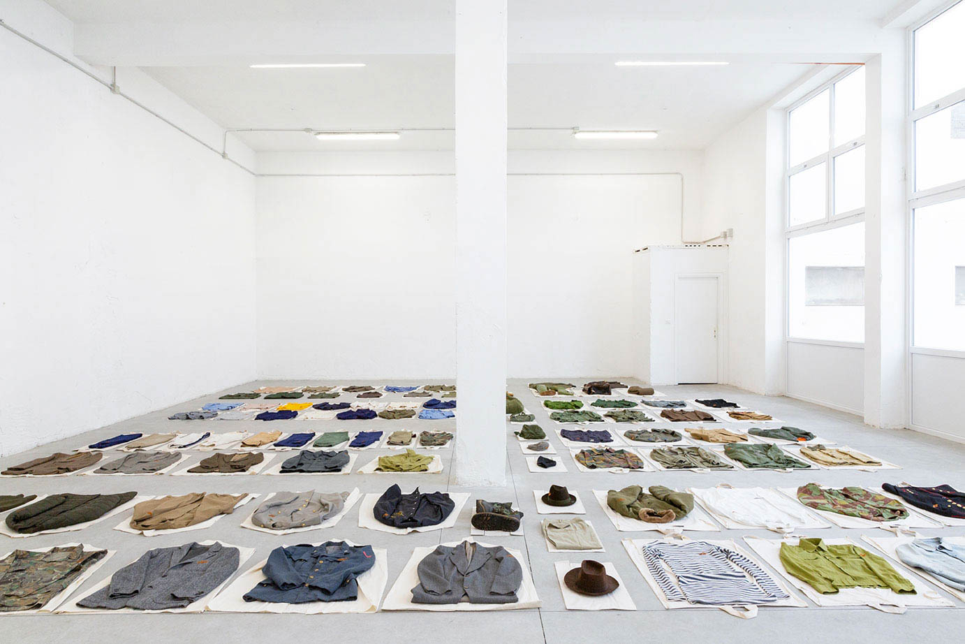 Urania Rusty Logo No-Brand